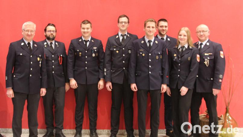 Befördert wurden Fabian Keppler-Stobrawe (ab Zweiter von links), Lukas Schmidt (Oberfeuerwehrmann), Maximilian Winkler (Löschmeister), Bastian Kaiser (Oberfeuerwehrmann), Fabian Preuß und Simone Schultes. Bürgermeister Johannes Reger (links) und stellvertretender Kommandant Wolfgang Gruber (rechts) gratulierten. Bild: fks/exb