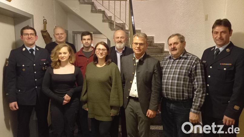 Kommandant Matthias Friedrich, Emilia Adam, Kommandant Simon Schedl,. Erich Mirz, Neumitglied Susanne Hösl, Thomas Wilhelm, Bürgermeister Karlheinz Budnik Josef Vollath, Kreisbrandmeister Thomas Weid (von links) in der Jahreshauptversammlung Bild: gra