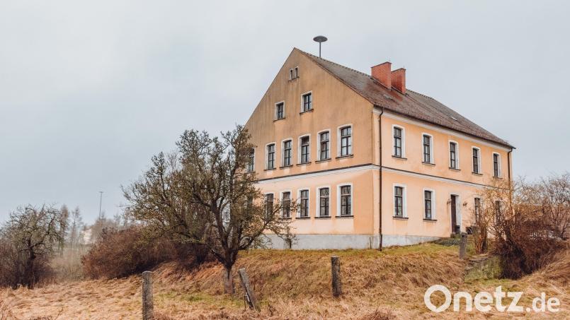 Die Knabenschule – das Alte Schloss – in Bärnau soll umgebaut werden. Bauamtsleiter Wolfgang Kaiser nennt Details. Bild: Susanne Forster