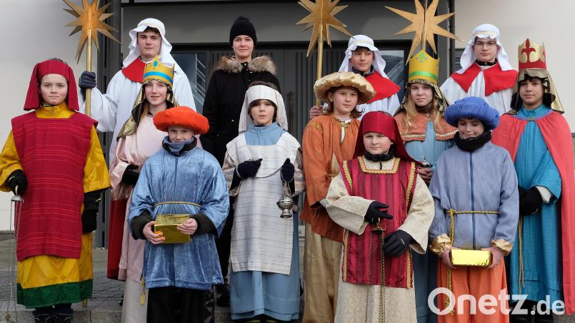Die Ministranten waren wieder als Sternsinger in Letzau unterwegs und sammelten einen großen Betrag. Bild: R. Kreuzer