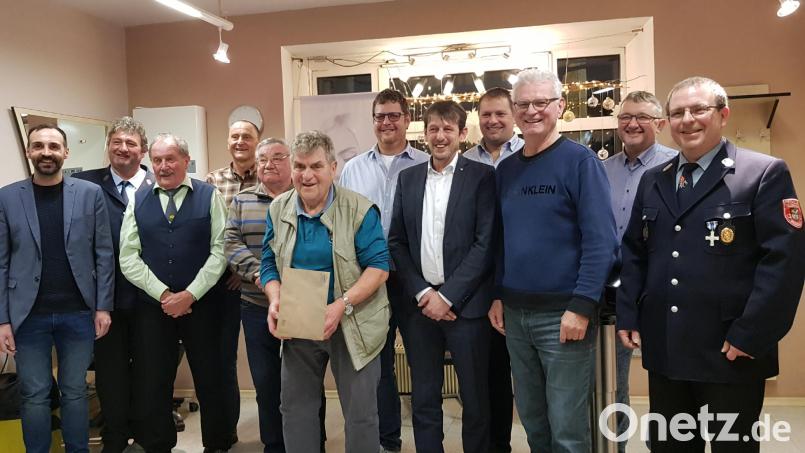 Der agile Friseurmeister Gerhard Wittmann (Mitte) feiert seinen 80. Geburtstag. Familie, Gratulanten und Vereinsvertreter lassen ihn hochleben. Wie hier die SpVgg, der SpVgg-Förderkreis, die Feuerwehr und der OWV. Auch Bürgermeister Armin Bulenda (links) gratuliert. Bild: gi