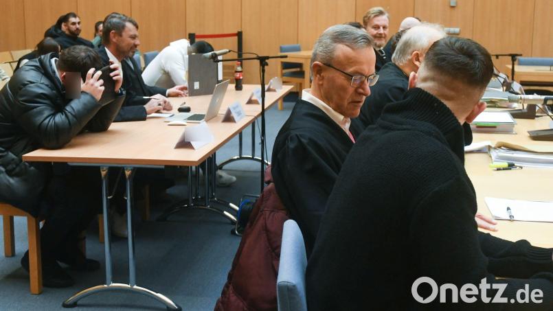 Die Angeklagten im Shisihabar-Prozess gehen mit sehr unterschiedlichen Strafen aus dem Gerichtsaal. Der Barbetreiber (vorne, rechts) muss fünfeinhalb Jahre in Haft, zwei seiner Drogenkuriere (hintere Reihe) bekommen Bewährung. Bild: Gabi Schönberger