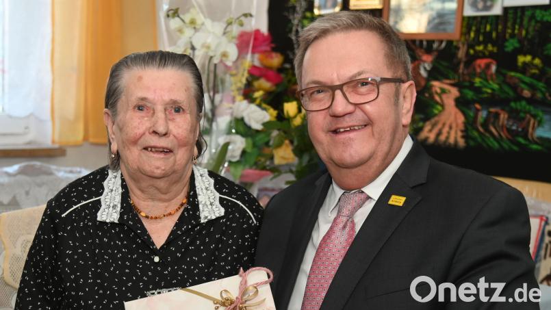 Malwine Kress, die am Dienstag 90 Jahre alt wurde, und Gratulant Bürgermeister Martin Preuß. Bild: gf