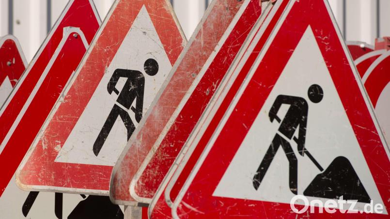 Asphaltierungsarbeiten behindern bis zum 28. August den Verkehr auf mehreren Straßen in und um Weiden. Bild: Sebastian Kahnert/dpa