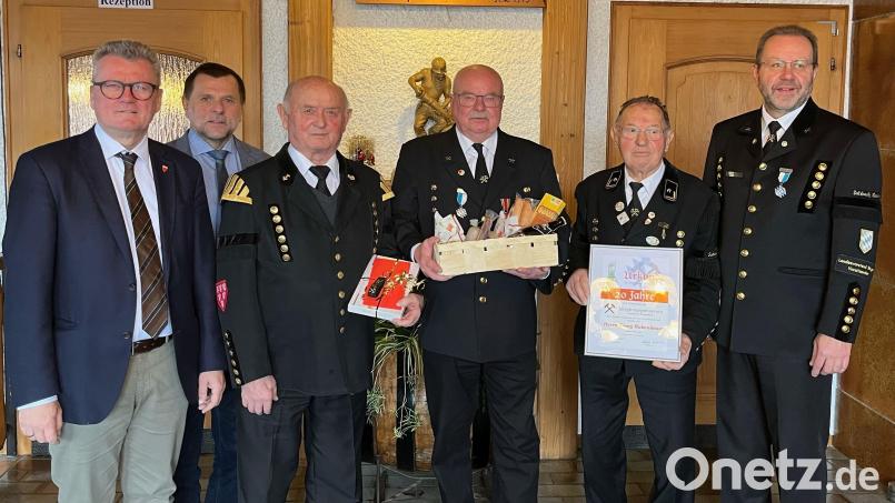 Glückwünsche sprechen (von links) Bürgermeister Michael Göth und sein Vize Günter Koller den Jubilaren Rudi Bär, Hans-Jürgen Reitzenstein und Georg Rubenbauer aus. Rechts der Vorsitzende der Bergknappen, Armin Kraus. Bild: ksa
