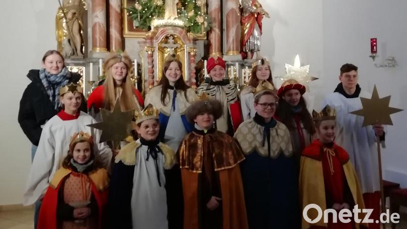 Die 13 Ministranten bei der diesjährigen Sternsingeraktion in der Pfarrkirche Wurz. Bild: Irmgard Forster/exb