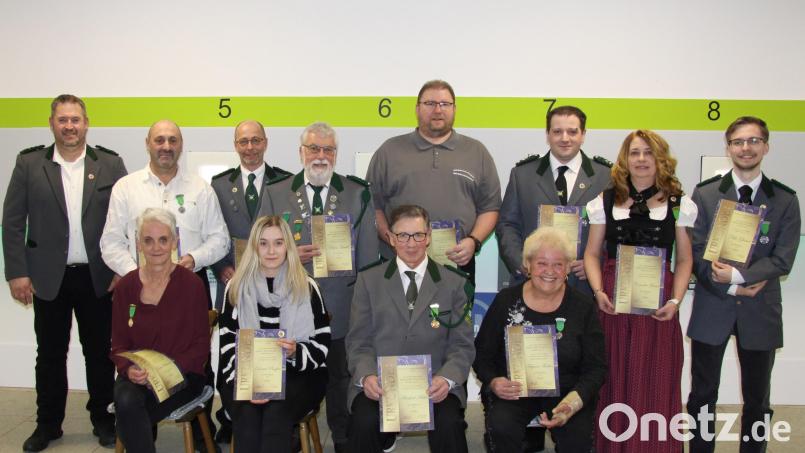 Die Erbendorfer Erstplatzierten der Vereinsmeisterschaft 2024 freuten sich über ihre Auszeichnungen. Bild: Manolya Nowak/exb