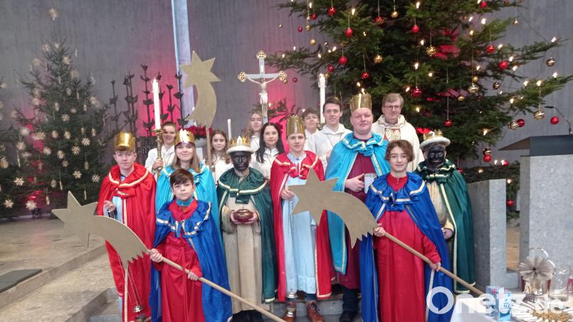 Die Waldershofer Sternsinger in der Pfarrkirche St. Sebastian. Bild: fpoz/exb