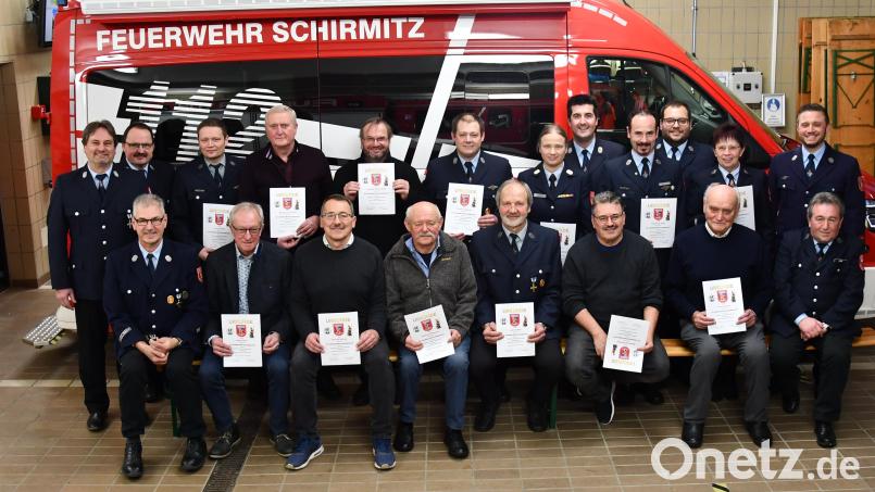 Die Geehrten der Feuerwehr Schirmitz mit den Ehrengästen. Bild: hcz