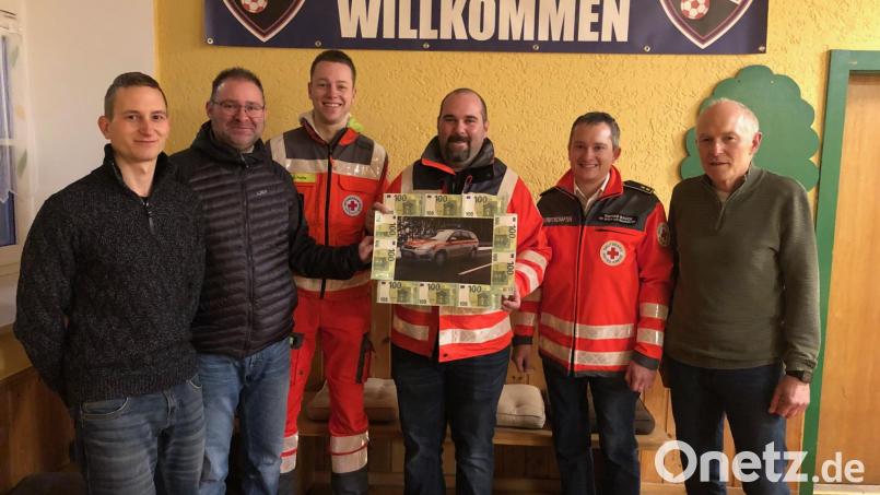 Auch für die vorherigen Einsatzfahrzeuge wurde ein Zuschuss gegeben. Für das neue gab es 1000 Euro. Im Vereinsheim bedanken sich Max Fuchs, Florian Eibl, Thomas Rauch von den Vertretern des FC Hirtweiher Schriftführer Christian Bösl, Vorsitzender Benny Walberer und Zweiter Vorsitzender Josef Bösl (von links). Bild: ffz