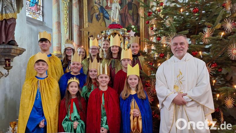 Pfarrer Josef Irlbacher (rechts) empfängt die Paulsdorfer Sternsinger Paulsdorf zurück in der Kirche. Bild: Christine Schwarz/exb