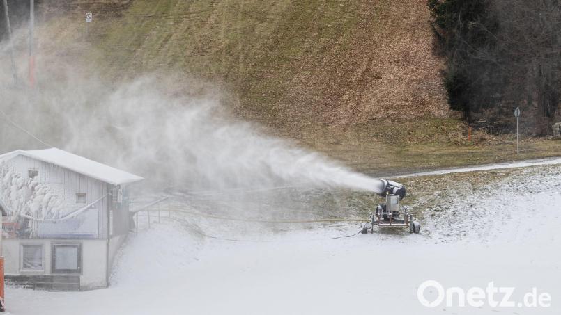 Seit dem Kälteeinbruch in der Nacht zum Montag wird der Fahrenberg beschneit. Bild: Helmut Luckhardt/exb