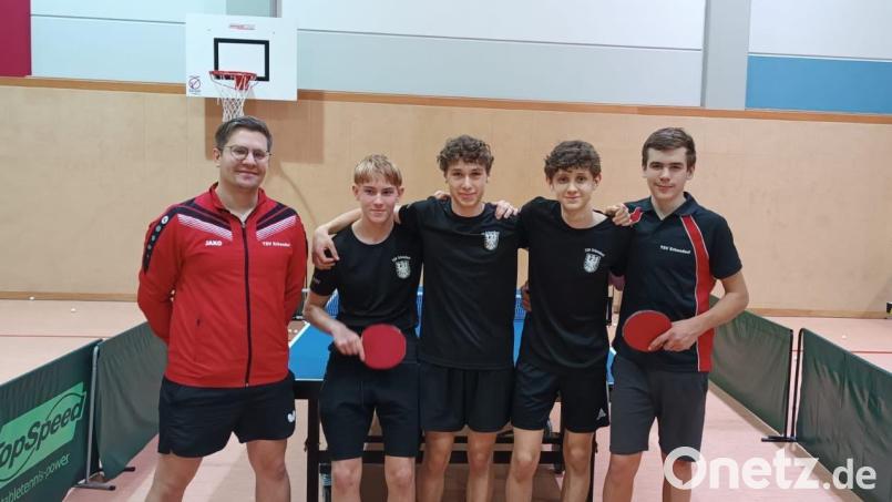 Das Tischtennis-Team mit (ab Zweiter von links) Johannes Luber, Theo Wunderer, Sascha Stengl und Michael Fichtner steigt in die Landesliga auf. Jugendleiter Matthias Eigner (links) freut sich darüber. Bild: plo