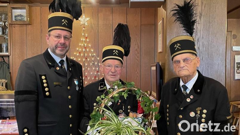 Vorsitzender Armin Kraus (links) und sein Vize Georg Rubenbauer (Mitte) gratulieren dem Jubilar Georg Schaller zum 90. Geburtstag. Bild: ksa