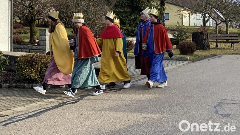 Die Sternsinger ziehen durch die Straßen der Gemeinde Tännesberg. Bild: Josef Glas