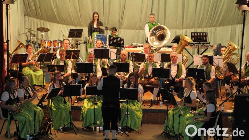In der Stadthalle Waldsassen gab die Stiftländer Jugend- und Blaskapelle ihr traditionelles Dreikönigskonzert. Bild: kro