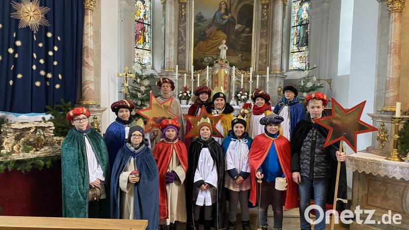 Die Ministranten sammeln als Sternsinger in Wolfsbach Geld für Kinder in Amazonien und weltweit. Bild: tra