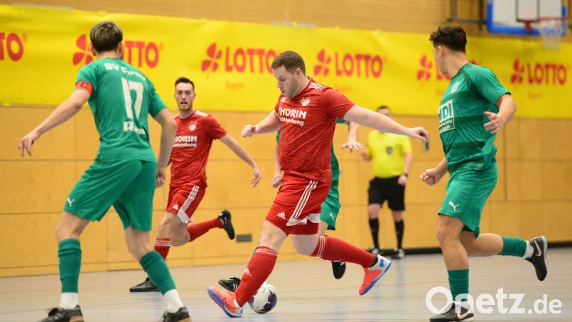 Die Pfreimder Bastian Lobinger (Mitte) und Michael Busch (Zweiter von links) sind auch in dieser Saison in derHalle gut unterwegs. Archivbild: ham