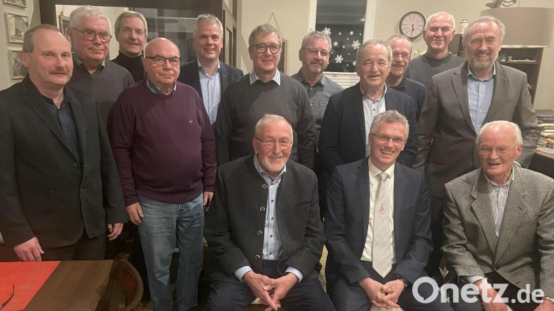 Der neue Vorstand des Männergesangvereins Flossenbürg mit Vorsitzendem Stefan Meiler (vorne, Mitte) neben dem Ehrenvorsitzenden Willy Stahl (vorne, von rechts) und dem Ehrenvorsitzenden des Sängerkreises Nordoberpfalz, Herbert Kick (vorne, Dritter von rechts). Bild: cro