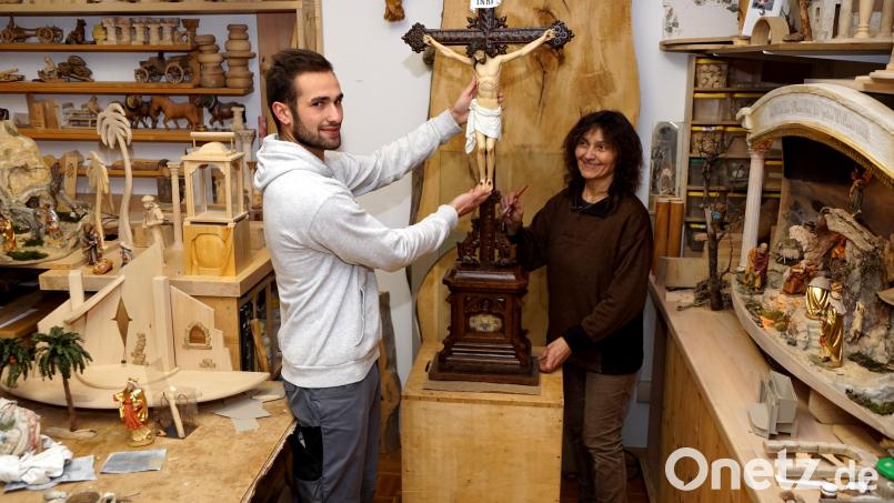 Noch lässt das Kruzifix im Seitenbereich noch einige Fragen offen. Kirchenpfleger Albert Sollfrank ist bemüht, eine Antwort auf sie zu finden. Matthias und Elisabeth Schinner (Bild) haben es gründlich überholt. Dabei galt es, die von Holzwürmern zurückgelassenen Spuren zu beseitigen. Bild: bkr
