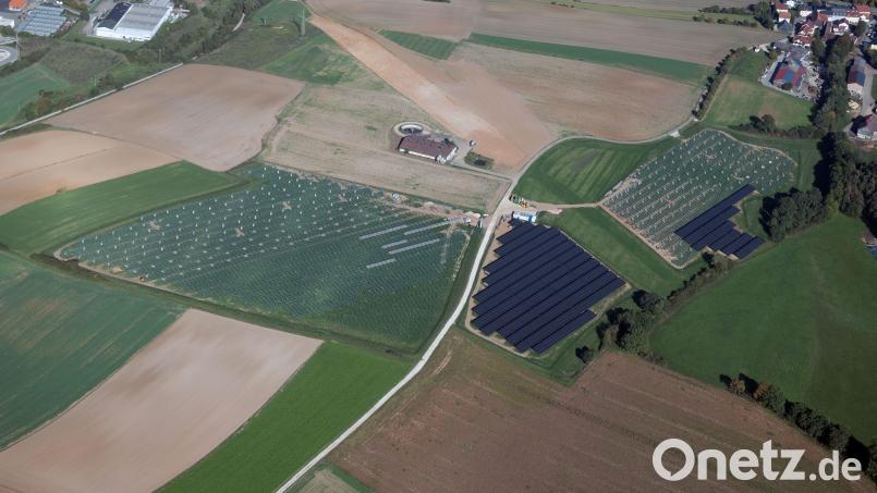 Bei der Utzhütte (Kümmersbruck) entsteht gerade eine große Photovoltaik-Freiflächenanlage im Umfeld der künftigen Westumgehung. Ihre Trasse wird hier einmal von rechts unten nach links oben (also quer durchs Bild) führen. Luftbild: Bernd Georgi
