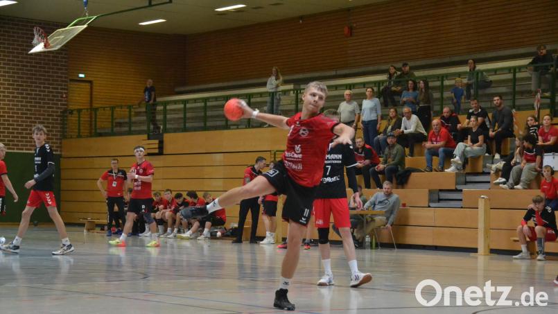 Der Sulzbacher Anton Kallmeier beim Wurf. Die B-Jugendmannschaft des HC Sulzbach unterlag beim VfL Günzburg mit einem Tor Unterschied. Bild: Sina Niebler/exb