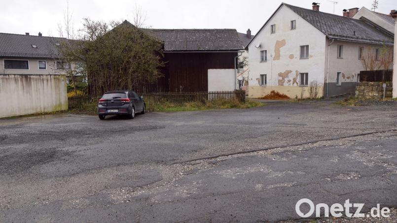 Als Erstes sollen am Speckermühlplatz die alten Gebäude abgerissen werden, um Platz für die Wohlfühloase in der Ortsmitte zu machen. Bild: bkr