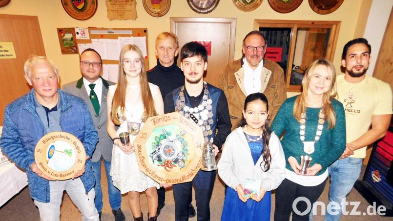 Bogenschützenkönig Ingo Barakow, Jungschützenkaiserin Laura Rieß, Schützenkönig Moritz Schelzke, Jugendscheiben-Gewinnerin Leonie Vicente und Schützenkönigin Karina Reindl (vorne, von links) erhielten Glückwünsche vom Vorsitzenden Thorsten Neugirg, Schützenmeister Herbert Rieß, Zweitem Bürgermeister Rudi Heier und stellvertretendem Vorsitzenden Roberto Vicente (hinten, von links). Bild: exb
