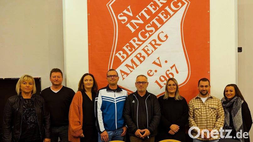 Sie stehen künftig an der Spitze des SV Inter Bergsteig Amberg (von links): Maria Maget, Christian Jäger, Martina Tobollik, Ronny Gäßner, Andreas Wächter, Melanie Misral, Nikolai Dürbeck und Anita Enns. Es fehlt Thomas Schneider. Bild: Thomas Schmidt/exb