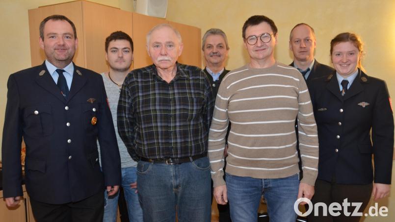 Kommandant Benjamin Janker (links) und Vorsitzender Michael Schwenke (Zweiter von rechts) nehmen die Ehrungen bei der Waldauer Ortsteilwehr vor. Marco Striegl (Zweiter von links) erhält als Einsatz- und Übungsfleißigster viel Lob. Bild: dob