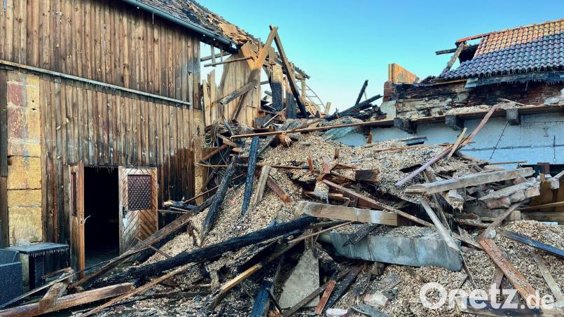 Der "Event-Stodl" der Familie Koppmann in Dürnast liegt nach dem Brand in Trümmern. Bild: Gabi Schönberger