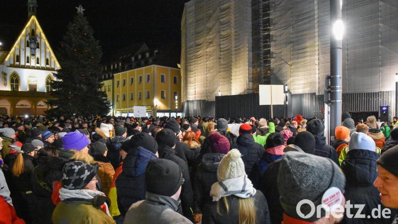 An der Montagsdemo am Amberger Marktplatz nahmen laut Polizei etwa 1500 Menschen teil. Bild: Stephan Huber
