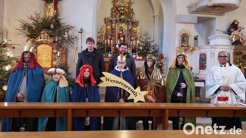 Die Aussendung der Sternsinger in der Pfarrkirche in Wernersreuth: (vorne, von rechts) Pfarrer George, Benedikt Frank, Simon Helm, Jan Pilsak, Bastian Heindl, Niklas Artmann und Paul Meyer sowie (hinten, von links) Fabian Meyer und Stefan Frank vom Pfarrgemeinderat. Bild: Brigitte Meyer/exb