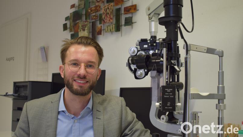 Augenarzt Dr. Johannes Kammerer übernimmt die Praxis von Dr. Johann Gamringer. Damit ist die Praxis keine Filiale des MVZ mehr. Der 38-Jährige führt sie seit Oktober 2023 eigenständig als alleiniger Inhaber. Bild: szl