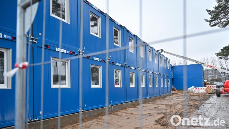 An der Marktredwitzer Straße in Waldershof soll eine Containersiedlung für Geflüchtete entstehen. Geplant ist die Aufnahme von rund 50 Asylsuchenden. Symbolbild: Patrick Pleul/dpa