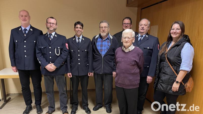 Ehrungen standen bei der Feuerwehr Pechbrunn an. Im Bild (von links) Vorsitzender Thomas Döhler, Kommandant Mario Schulze, Zweiter Kommandant Stefan Baier, Helmut Köstler, Bürgermeister Stephan Schübel, Oskar Zeitler, Benno Käs und Inge Rögner. Bild: Thomas Döhler/exb
