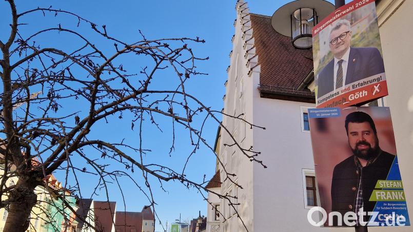 Michael Göth und Stefan Frank sind im Wahlkampf für eine Diskussionsveranstaltung kein einziges Mal direkt aufeinandergetroffen. Zumindest an diesem Laternenpfahl in der Sulzbach-Rosenberger Altstadt sind sie gemeinsam zu sehen. Bild: Tobias Gräf