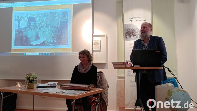 Evi Strehl und Georg Pilhofer vermittelten einen Eindruck von Weihnachten in der Südsee. Bild: Gerda Stollner/exb