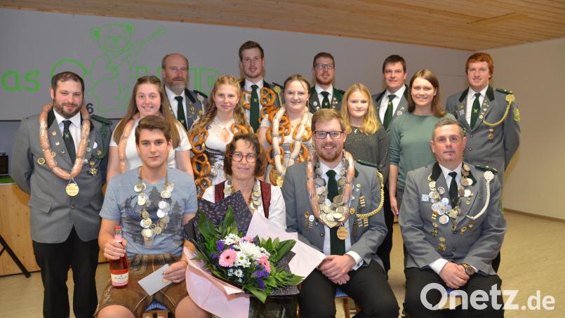 Diesmal darf Valentin Kellner (Zweiter von rechts) die Schützenkette in Empfang nehmen. Schützenliesl wird Schützenmeisterin Renate Kellner (Dritte von rechts) und Jugendkönig Julian Ebnet (links). Michael Beierl (rechts) wird zum Luftpistolenkönig und damit zum Schützenkaiser proklamiert, nachdem er mehrmals auf dem ersten Platz stand. Bild: dob