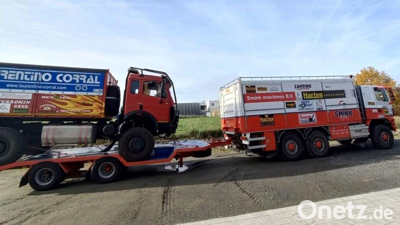 Mit diesen Fahrzeugen wird die Familie Ruppert die Dakar Classic 2024 bestreiten: Der Ginaf-Lkw (rechts) wird als Begleit- und Ladefahrzeug im Einsatz sein, der Mercedes 1735 SK ist der eigentliche Renn-Truck. Auch der Hänger geht mit auf die Reise nach Saudi-Arabien. Bild: Ruppert