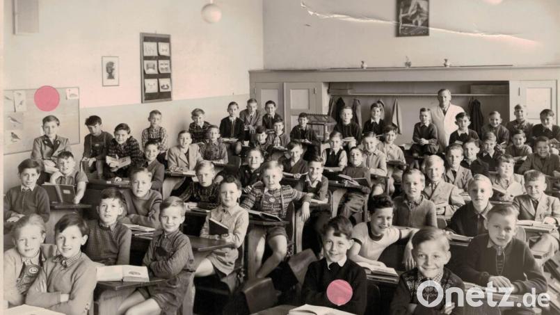 Der Kaiser ganz vorne. In der ersten Reihe (Zweiter von rechts) sitzt Franz Beckenbauer im Klassenzimmer der Silberhorn-Volksschule im Münchener Stadtteil Obergiesing. Bild: Archiv Hausel/exb