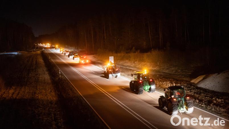 Am Dienstagabend gingen in Amberg und in Sulzbach-Rosenberg erneut Landwirte gegen die von der Bundesregierung beschlossenen Mehrbelastungen mit mehr als 400 Fahrzeugen auf die Straßen. Wie hier auf der B85 in Richtung Sulzbach-Rosenberg. Bild: Julia Bär/Martin Sponsel