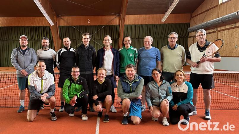 Sie bestritten das Neujahrsturnier des SV Mitterteich: (stehend, von links) Matthias Zwerenz, Dominik Gräf, Sascha Scharnagl, Luis Kern, Stefanie Hauser, Jörg Spreckels, Walter Messer und Reinhard Betzl sowie (knieend, von links) Heiko Faltenbacher, Martin Werner, Sebastian Thurn, Hans-Peter Kern, Julia Burger und Silke Schicker. Bild: SV Mitterteich/exb