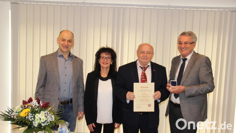 Zu seinem 75. Geburtstag bekommt Franz Pertl (Zweiter von rechts mit Lebensgefährtin Gisela) die Ehrenmedaille der Gemeinde Tiefenbach. Bürgermeister Ludwig Prögler (rechts) und sein Stellvertreter Josef Königsberger überreichen sie. Bild: Franz Bucher/exb