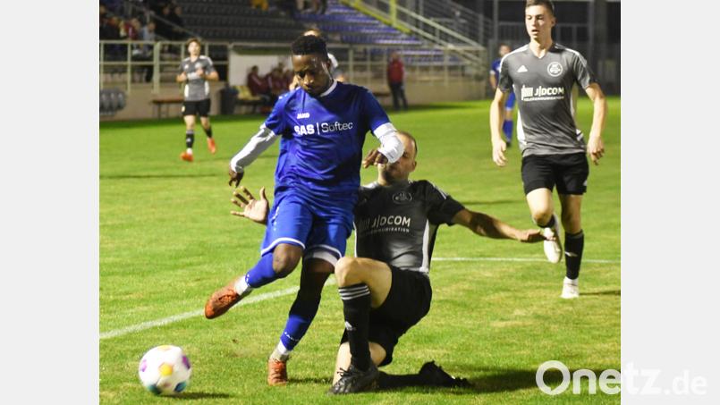 Kevin Amaizo (links, in einem Spiel der SpVgg SV Weiden II) hat die SpVgg SV Weiden in der Winterpause verlassen. Das Ziel ist unbekannt. Bild: otr