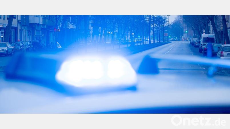 Ein Blaulicht leuchtet auf dem Dach eines Streifenwagens der Polizei. Symbolbild: Christoph Soeder/dpa/Symbolbild