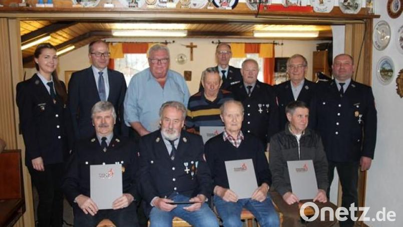 Auf 845 Mitgliedsjahre bringen es die Jubilare der Feuerwehr Löschwitz-Kaibitz: (vorne von links) Hans Wopperer, Rudolf Tauber, Ludwig Frank, Siegfried Schreyer, (hinten von links) Vorsitzende Theresa Frank, Bürgermeister Roman Schäffler, Adolf Pinzer, Josef Rauch, Kreisbrandmeister Alois Schindler, Karl Danzer, Albert Schraml und Kommandant Matthias Reger. Bild: Sophia Miedel/exb