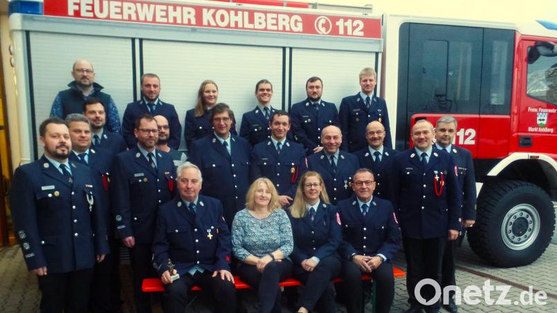 Die geehrten und beförderten Feuerwehrmänner und -frauen (Mitte) sind der Stolz der Kohlberger Wehr. Kommandanten Matthias List, Johannes Kummer und Dominik Zwack (stehend, Erster, Zweiter und Vierter von links) sowie die Vorstände freuen sich auf weitere gute Zusammenarbeit mit ihnen. Bild: jml