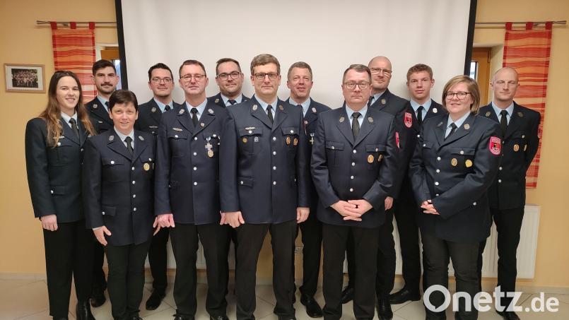 Das neue Führungsgremium der Feuerwehr Dürnsricht setzt sich zusammen aus (von links) Theresa Ferstl, Matthias Flierl, Janett Böhnisch, Tobias Prokisch, Markus Graf, Florian Schießl, Martin Kindl, Harald Saffert, Lutz Böhnisch, Manuel Knipp, Dominik Saffert, Tanja Kindl und Simon Schießlbauer. Bild: Tanja Kindl/exb