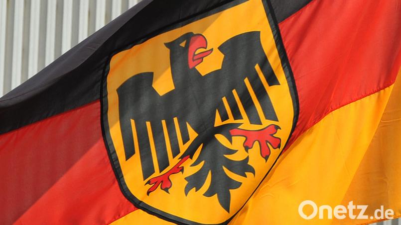 Die Bundesdienstflagge darf nur von deutschen Bundesbehörden verwendet werden. Ein 37-jähriger Sulzbach-Rosenberger wollte das nicht einsehen. Er drehte deshalb während eines Polizeikontrolle dermaßen durch, dass die Polizisten nur noch den Kopf schütteln konnten. Symbolbild: Martin Schutt